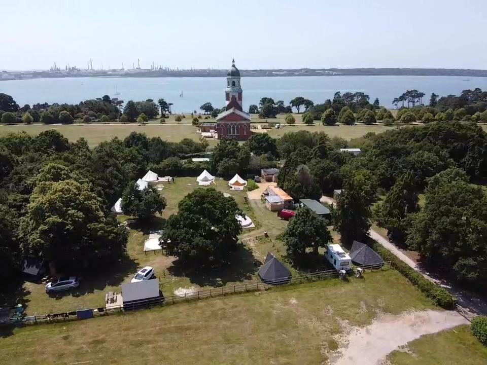 Bell Tent Glamping At Royal Victoria Country Park Southampton Exterior foto